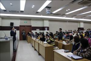 新稀寶股份董事長(zhǎng)、益謙文化創(chuàng)始人湯傳忠走進(jìn)高校指導(dǎo)大學(xué)生就業(yè)